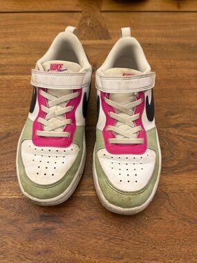 Nike Kids Low-Top Sneakers in White, Pink & Green
